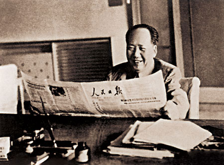 12 13 1961 Mao Zedong reading Peoples Daily in Hangzhou 2 - Die Wahrheit in den Tatsachen suchen - KPCh, Kulturrevolution, Mao, Marxismus-Leninismus, VR China - Internationales