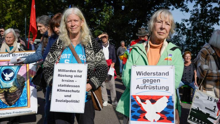 3904 13 20221003 2377 j v - NATO-Gegner auf der Straße - Friedensbewegung - Friedensbewegung