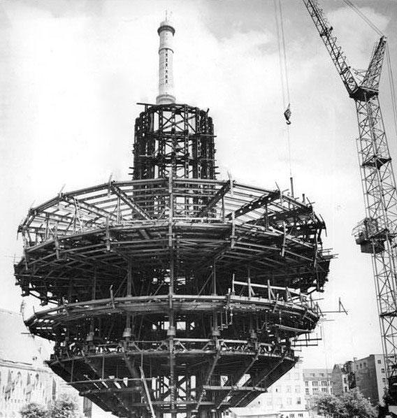 3910 Bundesarchiv Bild 183 F0818 0022 001 Berlin Fernsehturm Bau - Eine lohnende Debatte - DDR - DDR