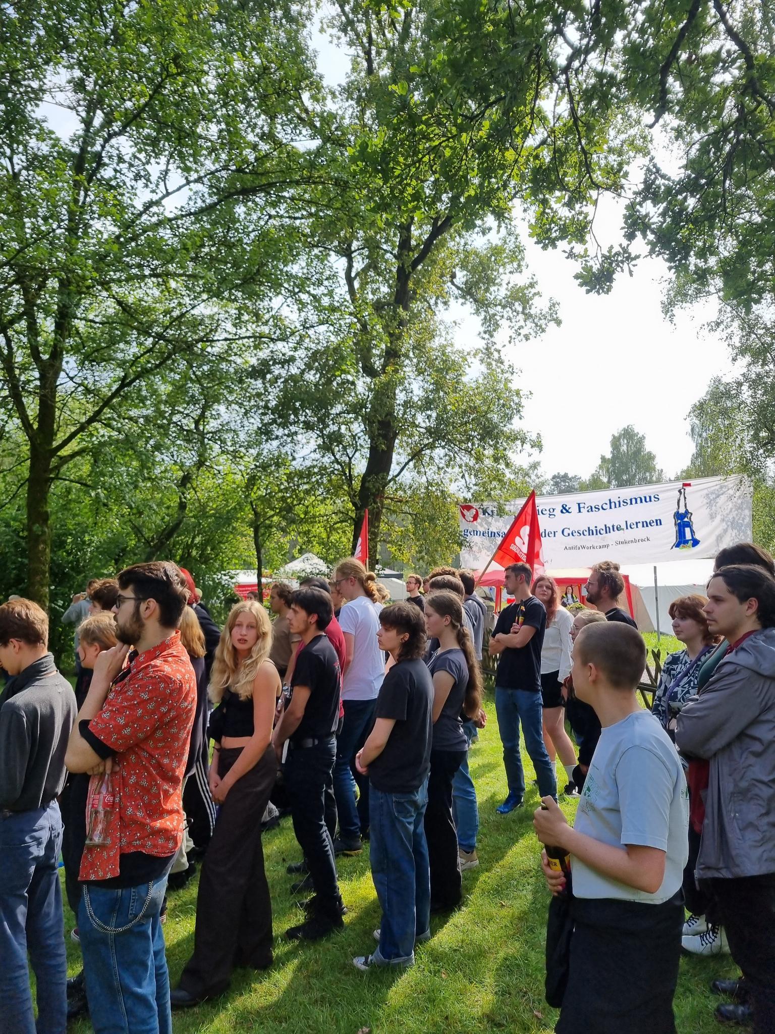 Blog Stukenbrock - „Gedenken heißt Kämpfen“ - Antifa-Camp, Antikriegsprotest, Blumen für Stukenbrock, SDAJ - Aktion