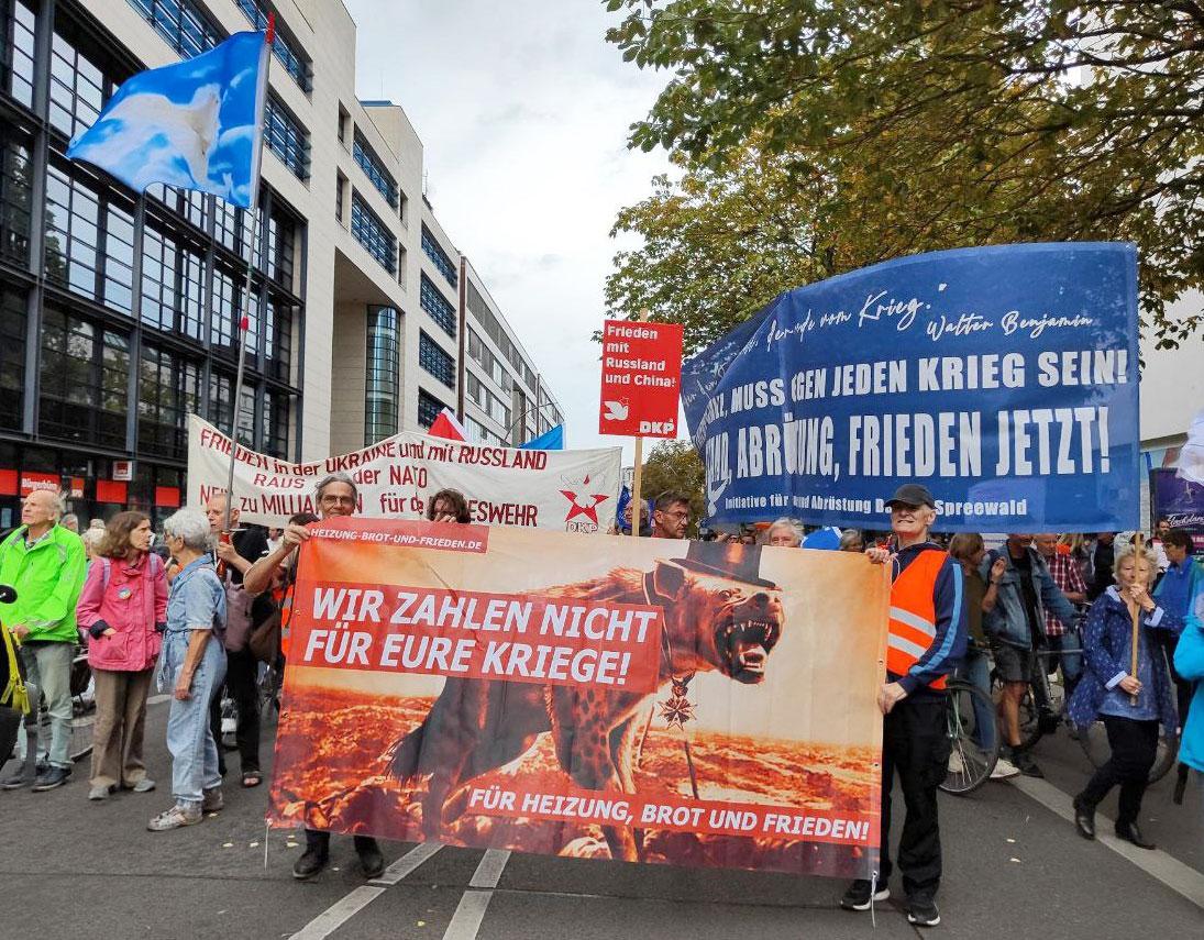 4001 photo 2023 10 03 15 10 14 - Friedensbewegung erinnerte an Zwei-plus-Vier-Vertrag - Friedensbewegung, Zwei-plus-Vier-Vertrag - Politik