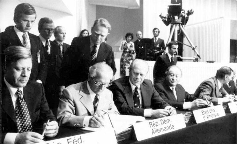 4012 Bundesarchiv Bild 183 P0801 026 Helsinki KSZE Konferenz Schlussakte - Friedenskampf und KSZE-Prozess - Helsinki, Imperialismus, KSZE - Theorie & Geschichte