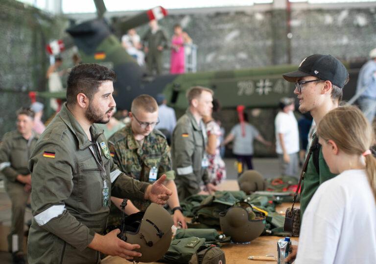 401301 Bundeswehr - Kanonenfutter ist keine Zukunftsperspektive - Hintergrund - Hintergrund