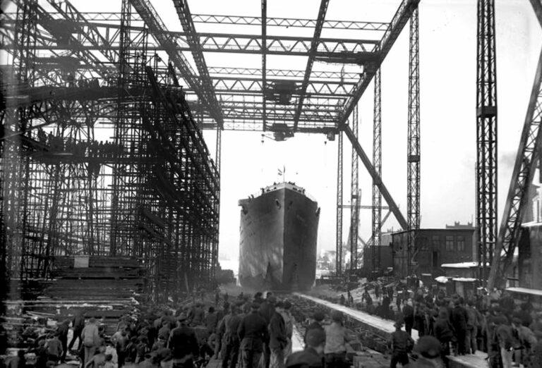 4110 Bundesarchiv Bild 102 08921 Hamburg Stapellauf des Motorschiffs Milwaukee - Hamburg auf den Barrikaden - Hamburger Aufstand 1923 - Hamburger Aufstand 1923