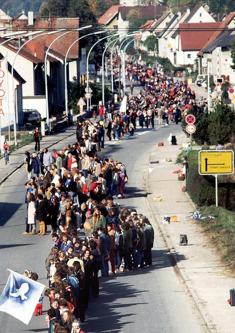 4213 369806530 - Eine Menschenkette für den Frieden - DKP, Friedensbewegung, Klaus Mausner, NATO-Doppelbeschluss, Neu-Ulm, Stuttgart - Im Bild