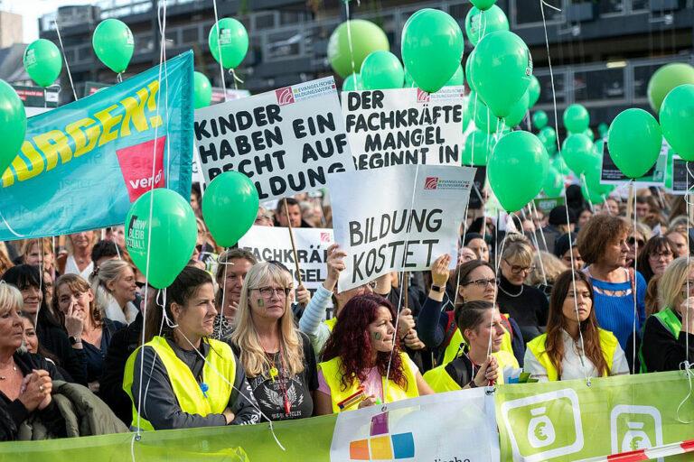 430402 Wohlfahrt - Warnung mit Leerstellen - Demonstrationen - Demonstrationen