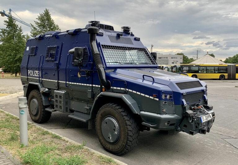 4309 2560px Survivor R Sonderwagen 5 der Berliner Landespolizei - „Angriffsvektor“ gegen Polizeipanzer - Panzerwagen - Panzerwagen