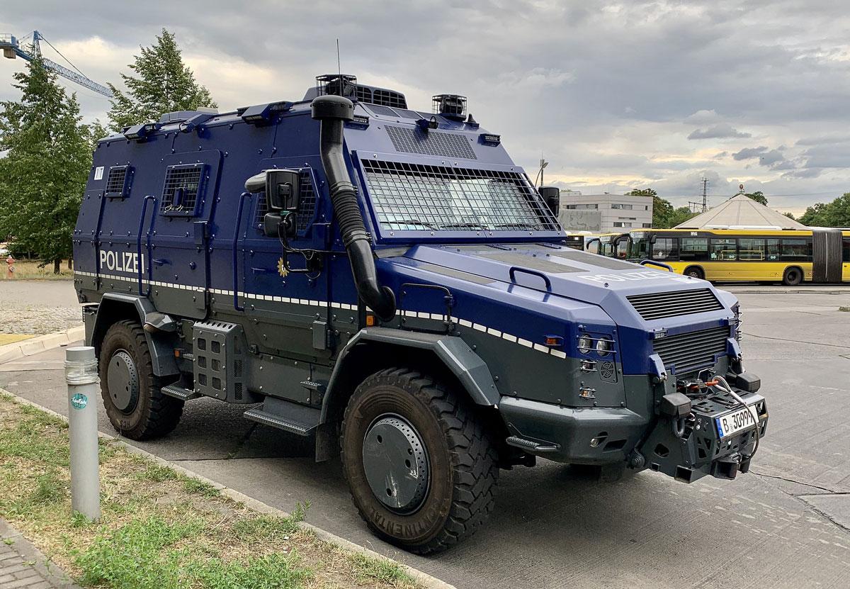 4309 2560px Survivor R Sonderwagen 5 der Berliner Landespolizei - „Angriffsvektor“ gegen Polizeipanzer - Panzerwagen, Polizei, Rheinmetall - Im Bild