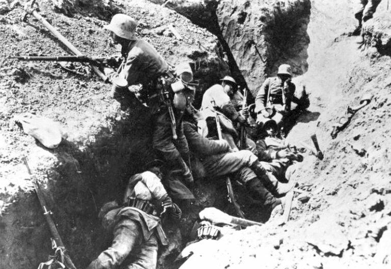 Bundesarchiv Bild 183 R05951 Frankreich Arras Soldaten im Schuetzengraben - Eine namenlose Erschöpfung - Rowohlt Verlag - Rowohlt Verlag