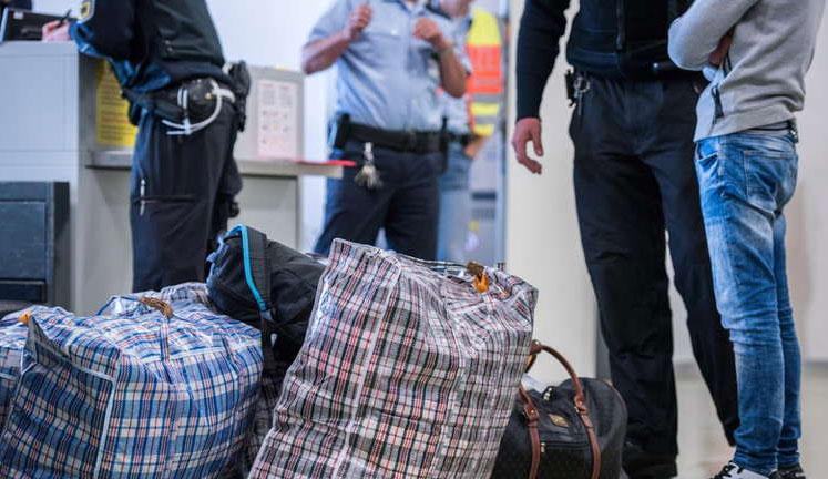 440401 Abschiebung - Zwischen Knast und Kofferpacken - Abschiebung, Asylpolitik - Politik