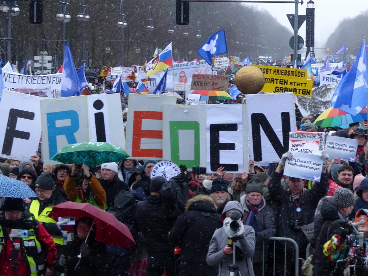 450801 Friedensdemo - Kein Krieg ist unser Krieg - Demo, Handwerker für den Frieden, Sanktionspolitik, Ukraine-Krieg, Waffenlieferungen - Politik