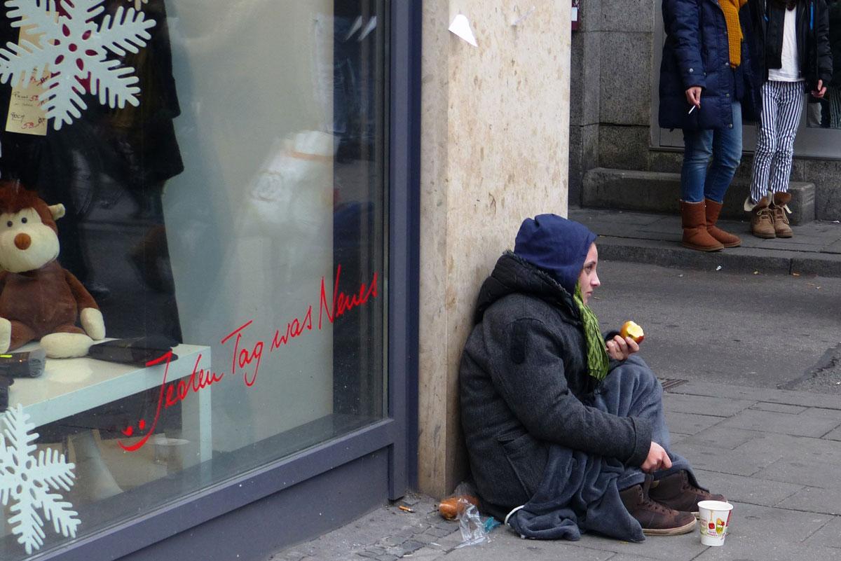 4601 Bettlerin Obdachlose 12269192996 - Elend an der Heimatfront - Armut, Aufrüstung, Wohnungslose - Wirtschaft & Soziales