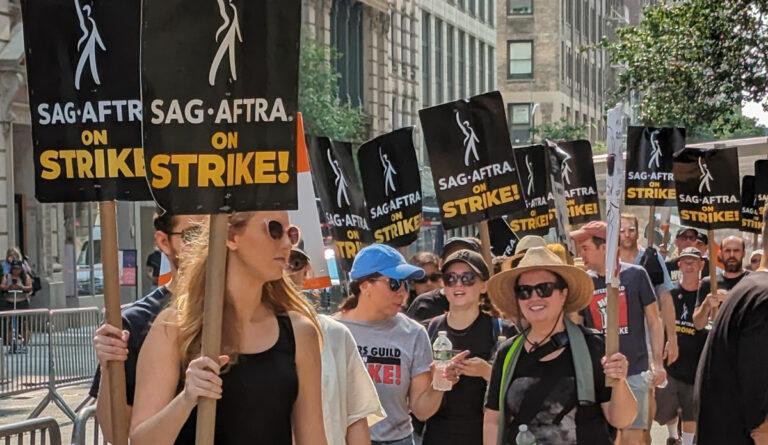 4616 SAG AFTRA Picket X 53052434604 - Hollywood-Streik beendet - Vermischtes - Vermischtes