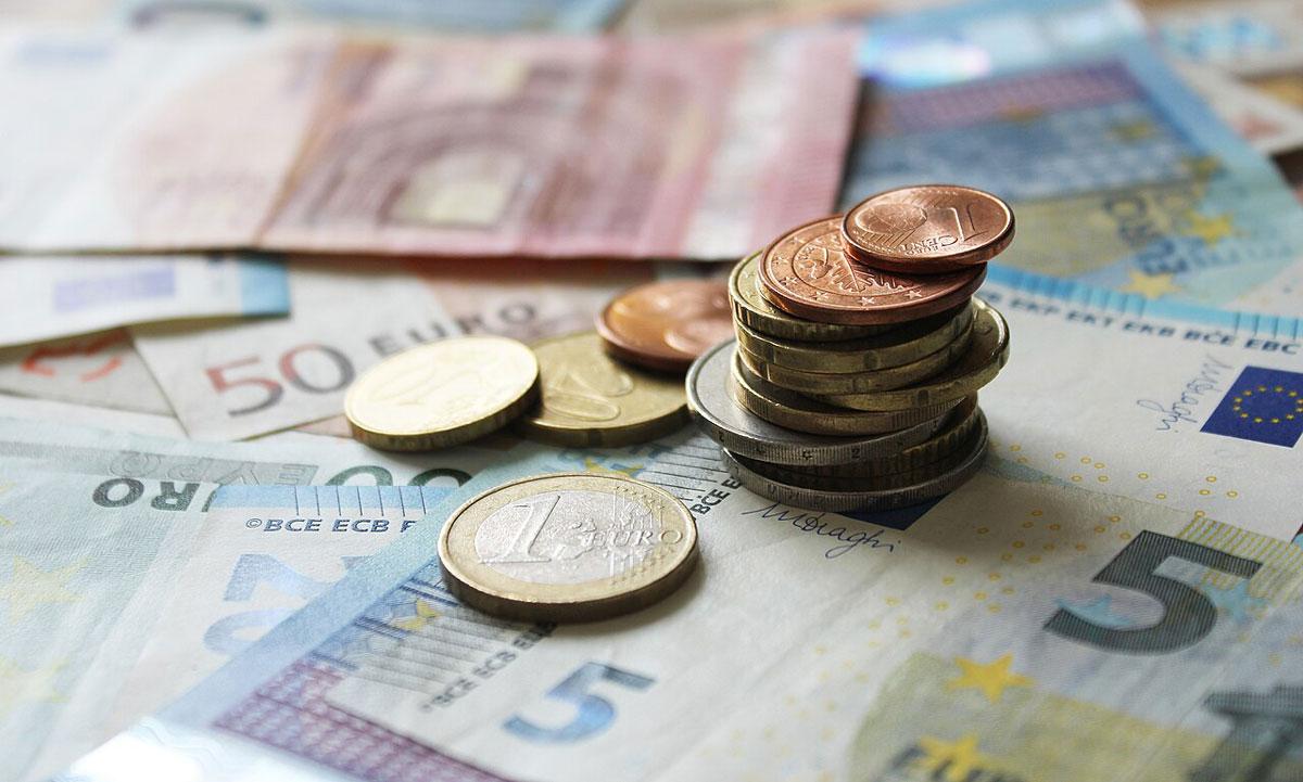 4804 Euro Geld auf Scheinen und Banknoten 1 Euro Fokus mit Stapel - Notlage gesucht - Bundeshaushalt, Nachtragshaushalt - Politik