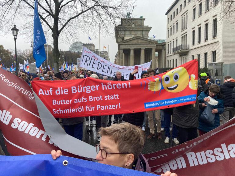 Buendnis fuer Frieden Brandenburg 1 - Starke Friedensdemo in Berlin - 25. November 2023, Friedensbewegung - Politik