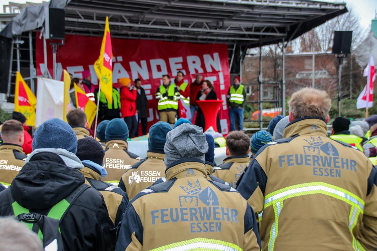 2023 Ver.di Warnstreik TVL 4.12 - Es brennt im öffentlichen Dienst der Länder - Fachkräftemangel, Tarifrunde öffentlicher Dienst der Länder, ver.di, Warnstreiks - Wirtschaft & Soziales