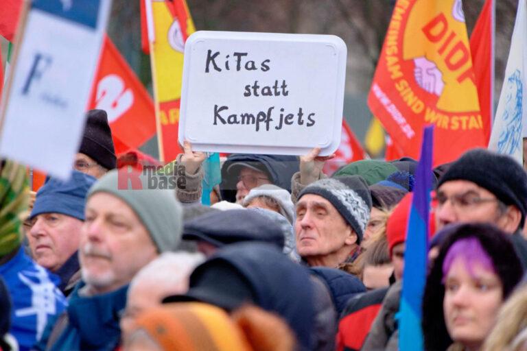 4913 Friedensdemo Berlin 016 1800x1200 1 - DKP stärken für schwierige Aufgaben - Frieden mit Russland - Frieden mit Russland