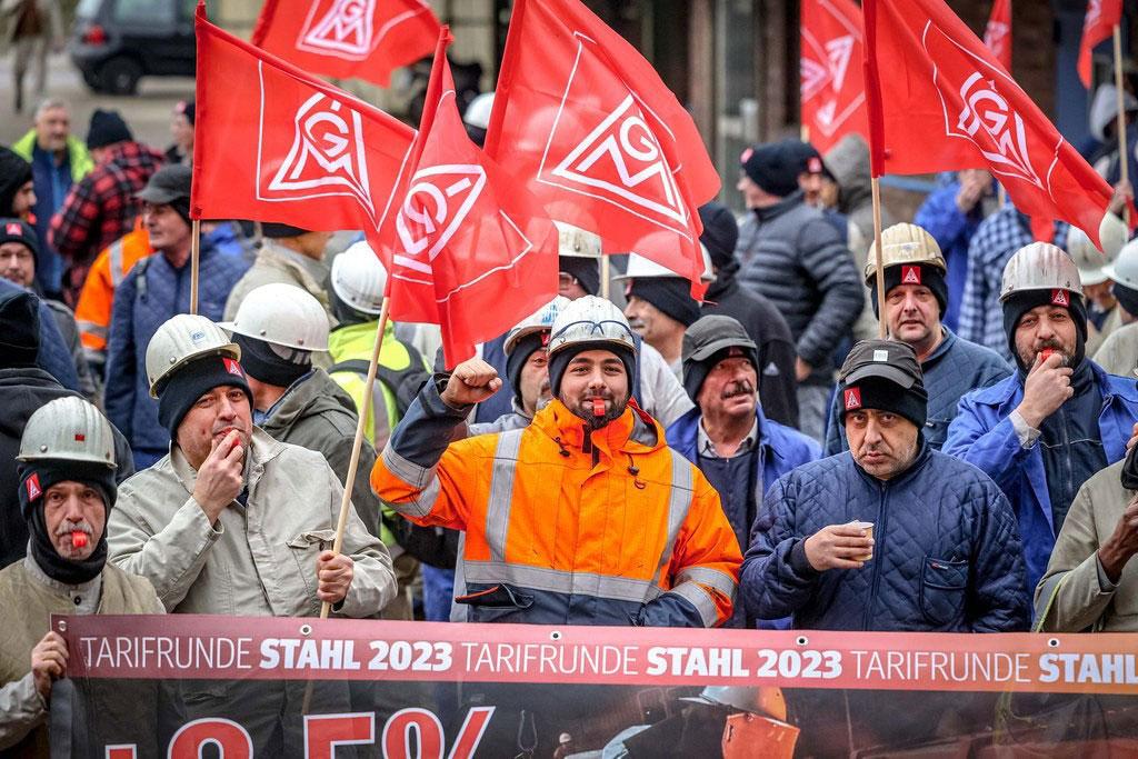 500201 Stahl - „Stahl kann auch brennen!“ - 24-Stunden-Streiks, IG Metall, Tarifrunde Stahlindustrie - Wirtschaft & Soziales