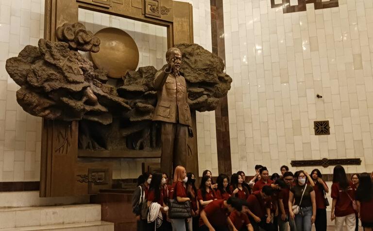 Museum Hanoi Ho Chi Minh mit Studentengruppe - Hausbesuch bei Onkel Ho - Gesellschaft für die Freundschaft zwischen den Völkern in der Bundesrepublik Deutschland und der Sozialistischen Republik Viet Nam e. V., Vietnam - Wirtschaft & Soziales