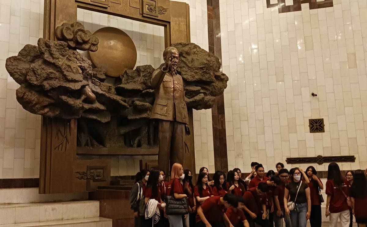 Museum Hanoi Ho Chi Minh mit Studentengruppe - Hausbesuch bei Onkel Ho - Gesellschaft für die Freundschaft zwischen den Völkern in der Bundesrepublik Deutschland und der Sozialistischen Republik Viet Nam e. V., Vietnam - Blog