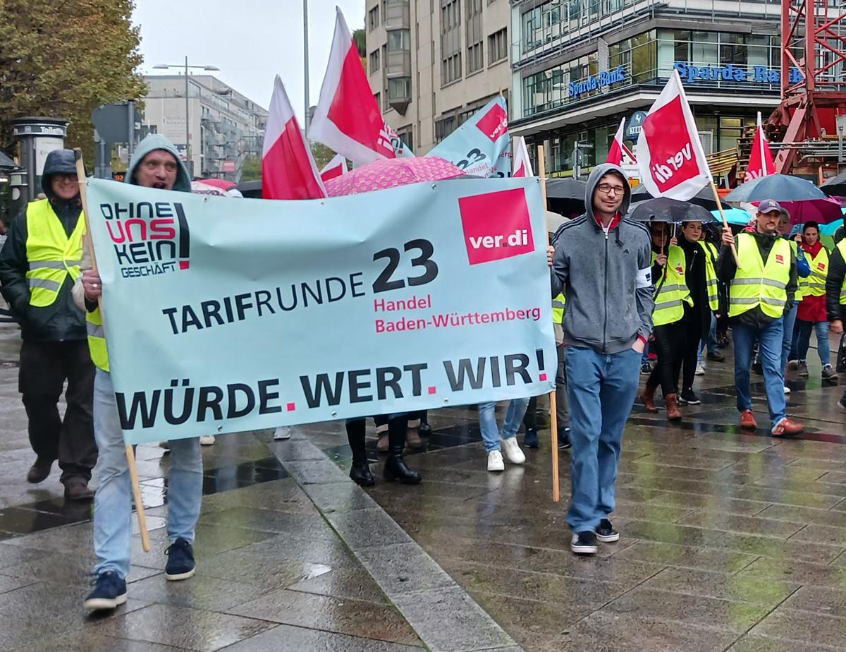 010303 Handel - Acht Monate plus X - Altersarmut, Arbeitskämpfe, Demos gegen Preissteigerungen, HDE, Tarifrunde Handel, ver.di - Wirtschaft & Soziales