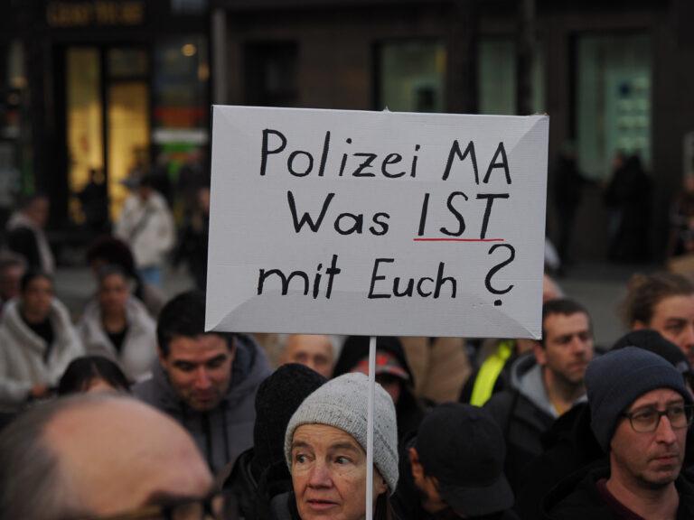 010502 PC300936 - Demonstration gegen Polizeigewalt - Polizeigewalt - Polizeigewalt