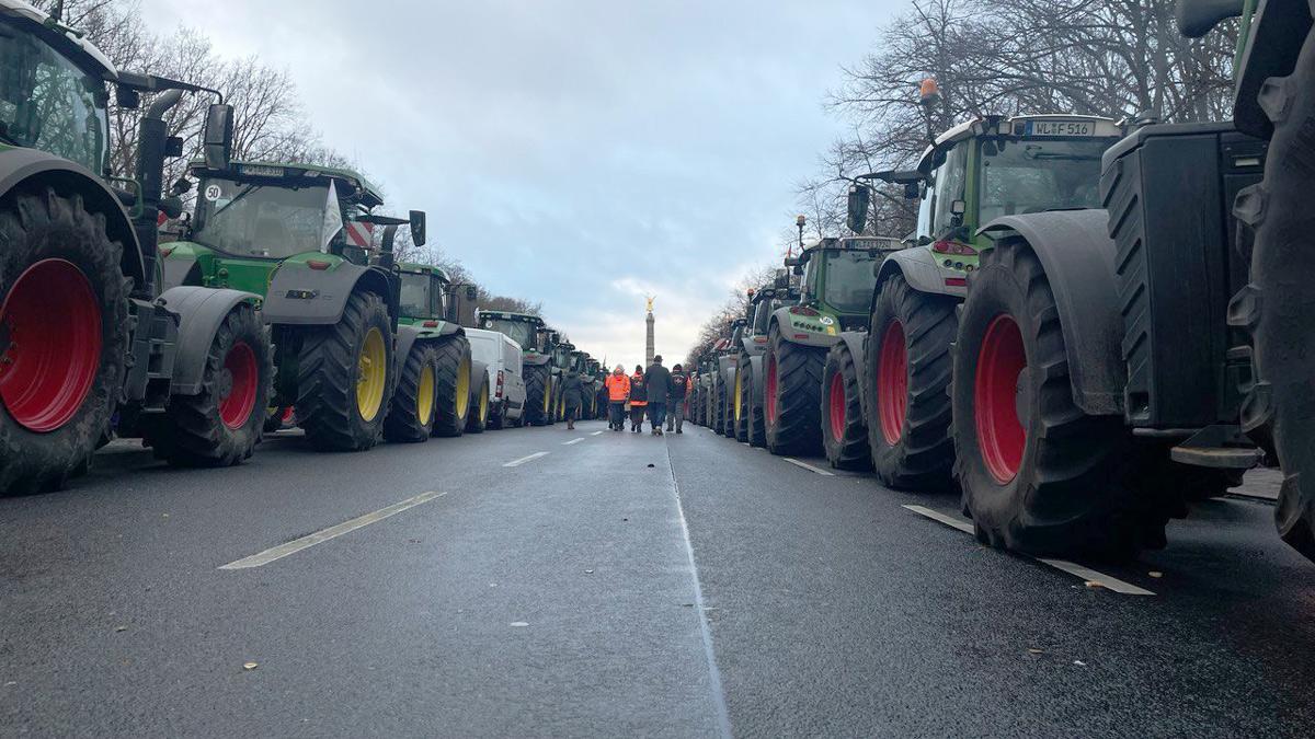 030301 Bauernproteste - Gegen die Tropfen und das ganze Fass - Ampel-Koalition, Bauernhofsterben, Bauernproteste, Christian Lindner, Demonstrationen, Steuern und Abgaben - Wirtschaft & Soziales