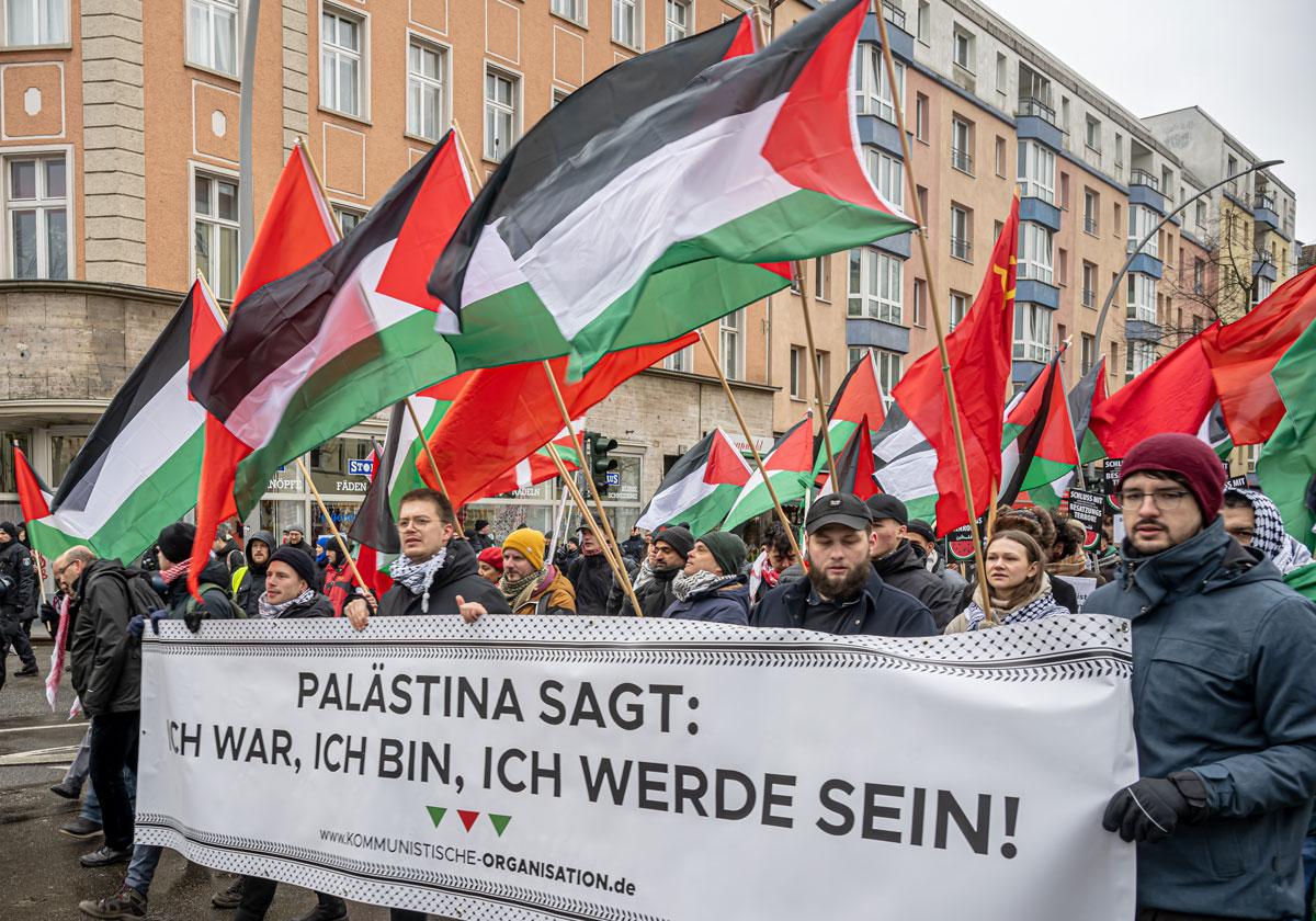 20240114 LL Demo2024 Berlin Foto Jens Schulze 17 - Kraft, Kampf, Widerstand - DKP, junge Welt, Luxemburg-Liebknecht-Demonstration 2024, Rosa-Luxemburg-Konferenz 2024, SDAJ, Sebastian Carlens - Blog