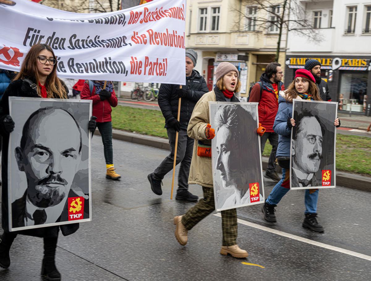 20240114 LL Demo2024 Berlin Foto Jens Schulze 35 - Kraft, Kampf, Widerstand - DKP, junge Welt, Luxemburg-Liebknecht-Demonstration 2024, Rosa-Luxemburg-Konferenz 2024, SDAJ, Sebastian Carlens - Blog