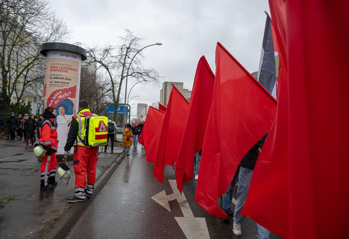 20240114 LL Demo2024 Berlin Foto Jens Schulze 46 - Kraft, Kampf, Widerstand - DKP, junge Welt, Luxemburg-Liebknecht-Demonstration 2024, Rosa-Luxemburg-Konferenz 2024, SDAJ, Sebastian Carlens - Blog