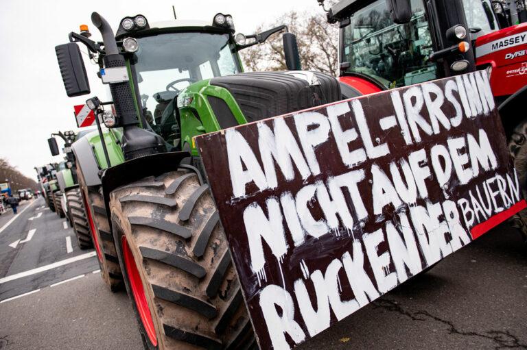 24 01 Titel - Traktoren gegen Kriegskurs? - Klassensolidarität - Klassensolidarität