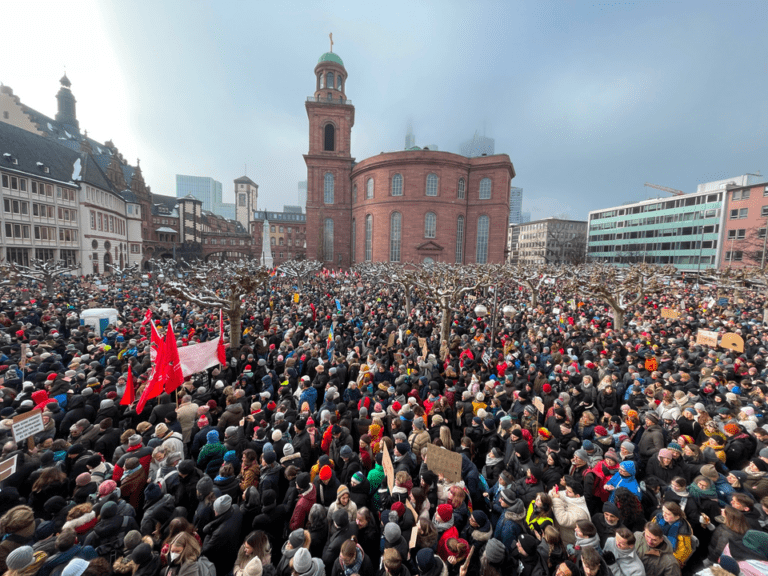 960px Demonstration gegen Rechtsextremismus in Frankfurt am 20. Januar 2024 - Hand in Hand mit den Brandstiftern - ChristInnen gegen Kriegstreiber - ChristInnen gegen Kriegstreiber