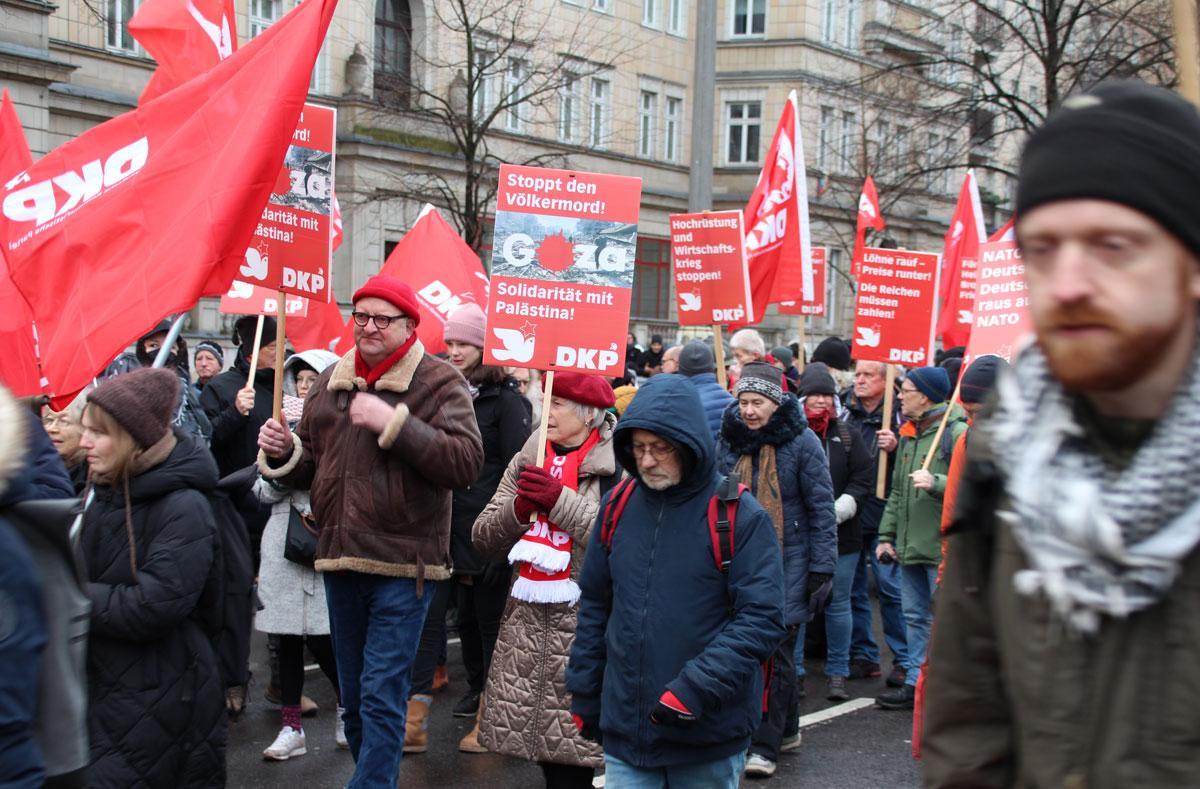 IMG 0426 - Kraft, Kampf, Widerstand - DKP, junge Welt, Luxemburg-Liebknecht-Demonstration 2024, Rosa-Luxemburg-Konferenz 2024, SDAJ, Sebastian Carlens - Blog