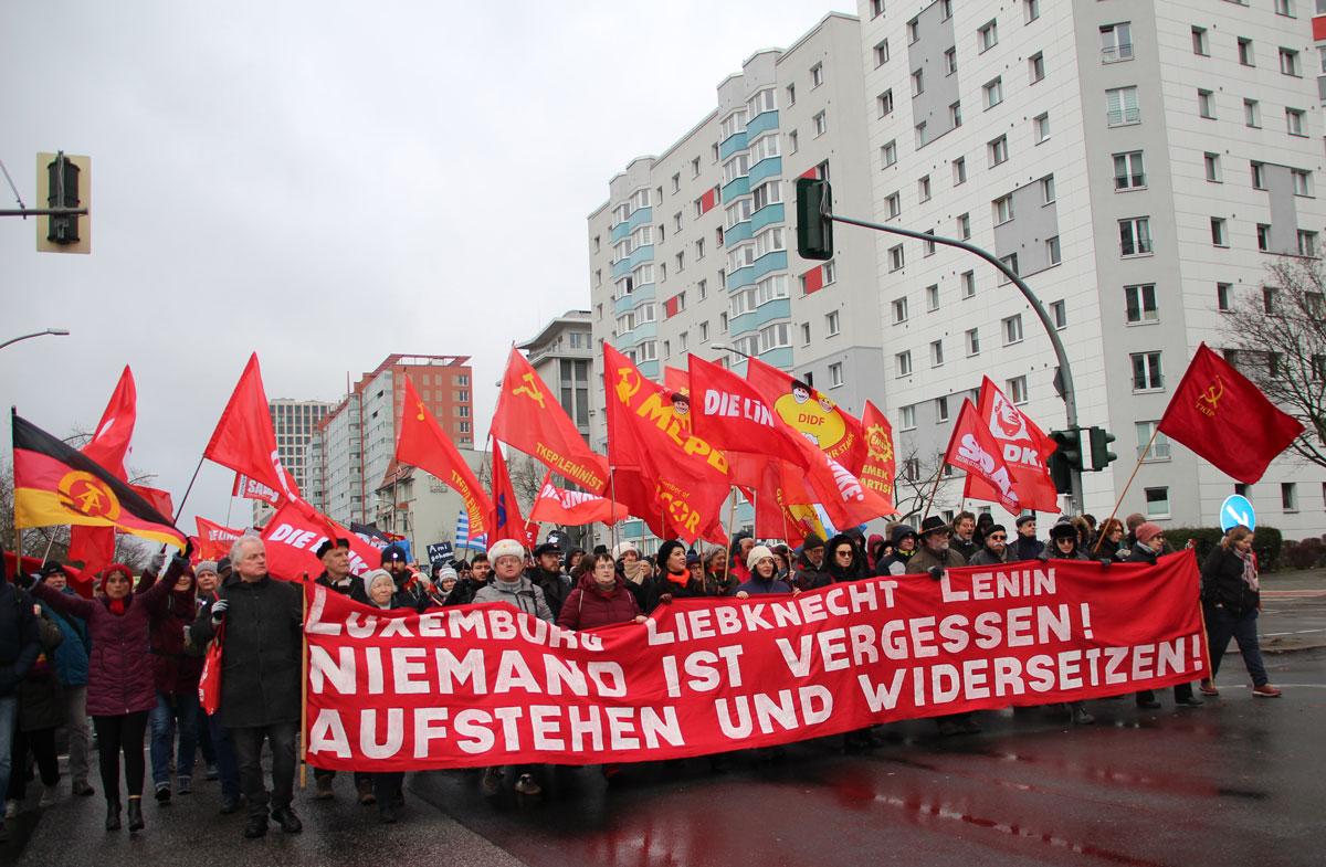 IMG 0436 - Kraft, Kampf, Widerstand - DKP, junge Welt, Luxemburg-Liebknecht-Demonstration 2024, Rosa-Luxemburg-Konferenz 2024, SDAJ, Sebastian Carlens - Blog