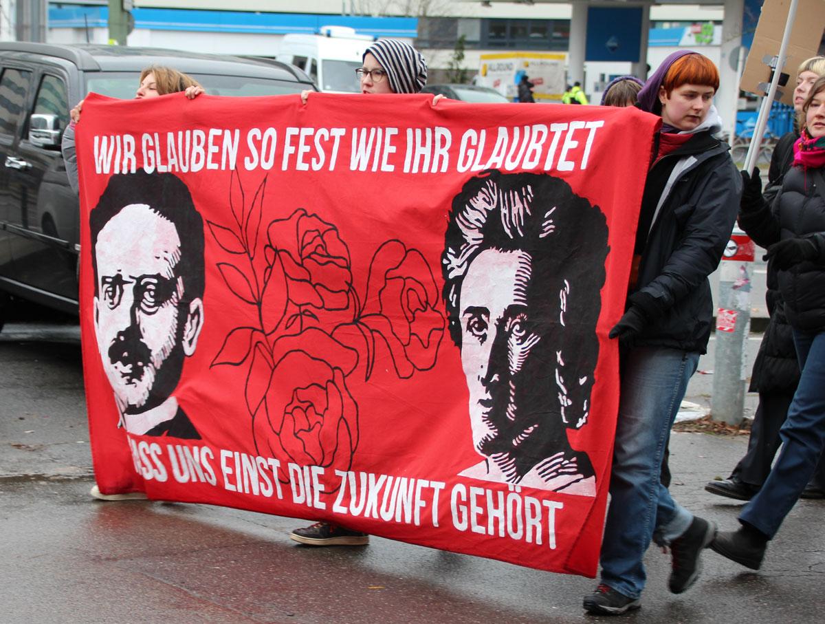 IMG 0463 - Kraft, Kampf, Widerstand - DKP, junge Welt, Luxemburg-Liebknecht-Demonstration 2024, Rosa-Luxemburg-Konferenz 2024, SDAJ, Sebastian Carlens - Blog