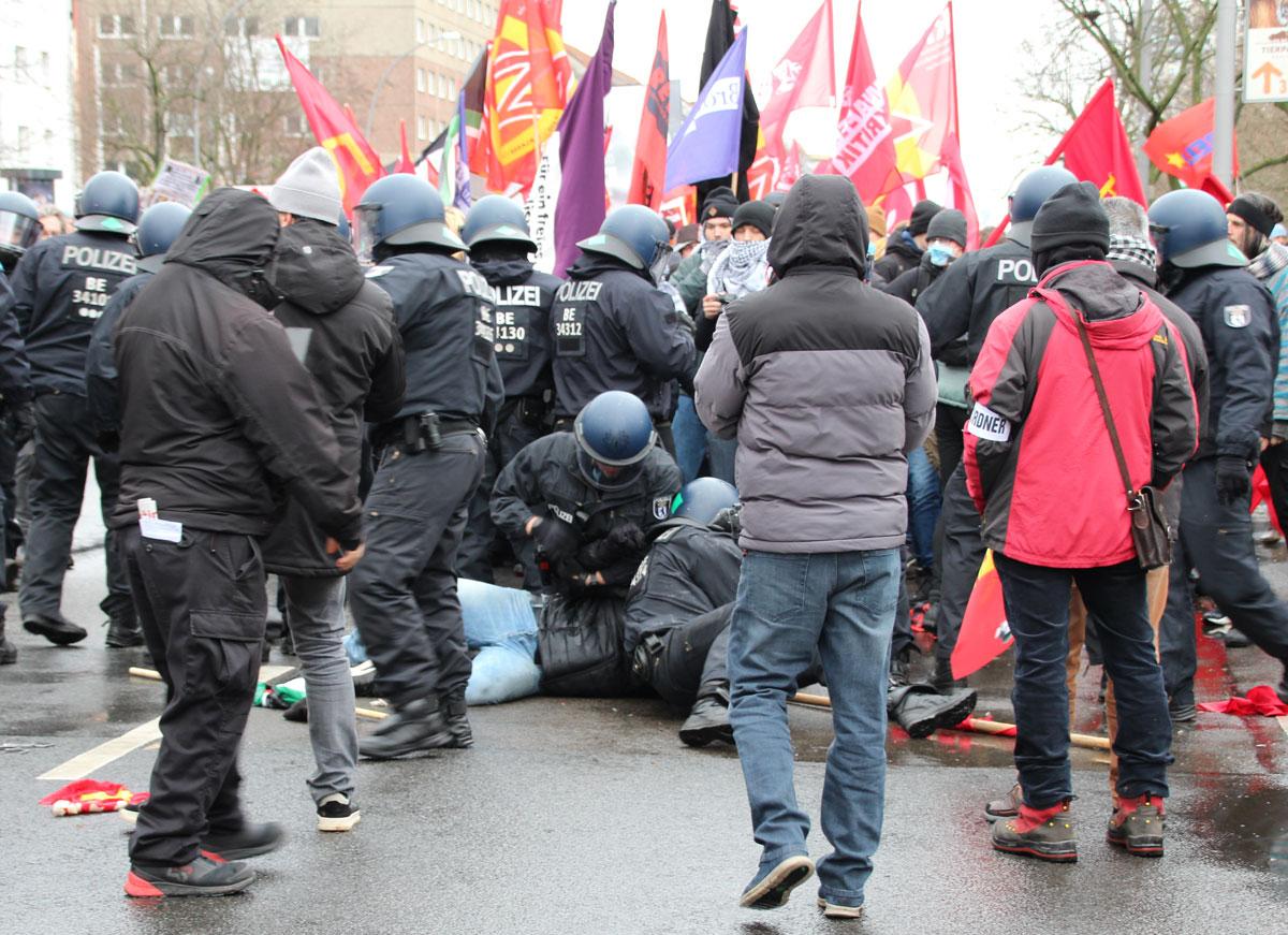 IMG 0472 - Kraft, Kampf, Widerstand - DKP, junge Welt, Luxemburg-Liebknecht-Demonstration 2024, Rosa-Luxemburg-Konferenz 2024, SDAJ, Sebastian Carlens - Blog