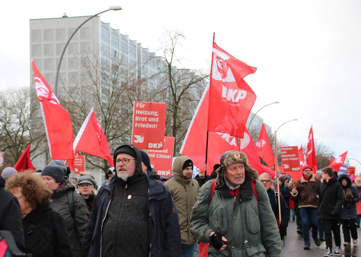 IMG 0484 - Kraft, Kampf, Widerstand - DKP, junge Welt, Luxemburg-Liebknecht-Demonstration 2024, Rosa-Luxemburg-Konferenz 2024, SDAJ, Sebastian Carlens - Blog