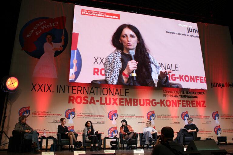 RLK Shabnam Podium2 Lennartz - Krise der parlamentarischen Demokratie - Rosa-Luxemburg-Konferenz 2024 - Rosa-Luxemburg-Konferenz 2024