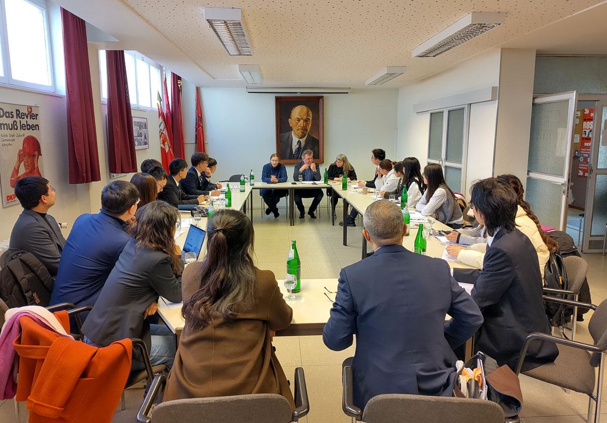 061501 Bildmeldung Besuch aus China Valentin Zill - Chinesische Delegation besucht DKP - DKP, Li Chengwang, Melina Deymann, Patrik Köbele, Renate Koppe, Tsinghua-Universität, Wang Lun - Aktion