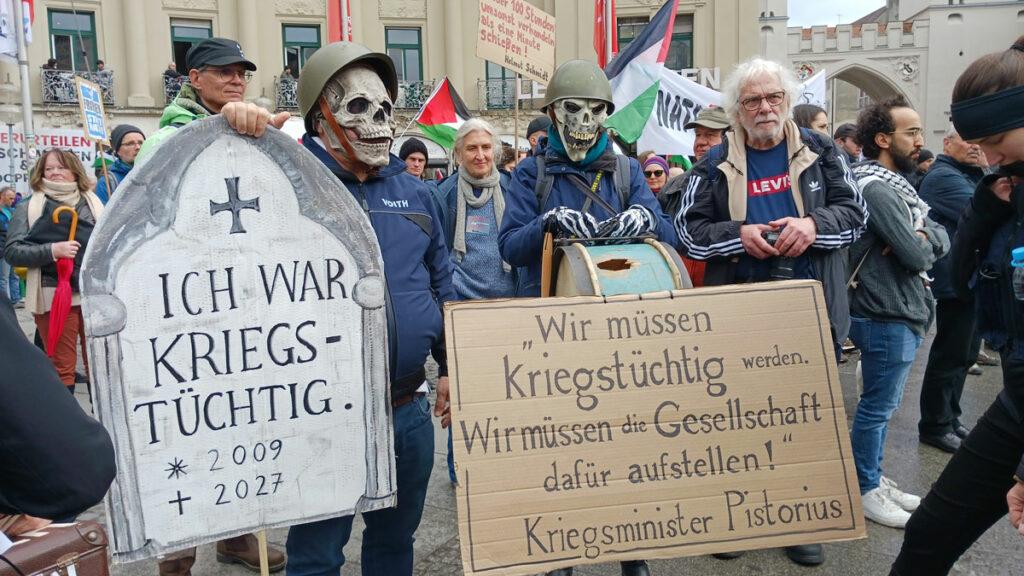 080503 Kriegstuechtig - Krieg auf der großen Bühne - Aktionsbündnis gegen die NATO-Sicherheitskonferenz, deutscher Imperialismus, DKP, Friedensdemonstration, Gewerkschaften, Kriegstüchtigkeit, SDAJ, Siko - Politik