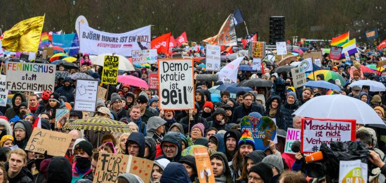 08 12 13 01 - Der Charakter des Faschismus - §dpa, AfD, Faschismus, Imperialismus, Kapitalismuskritik, Militarismus, Monopolkapitalismus, reaktionär-militaristischer Staatsumbau, USA - Vermischtes