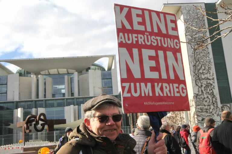 090502 Bildmeldung - Schrill, feist und dreist - Aufrüstung - Aufrüstung