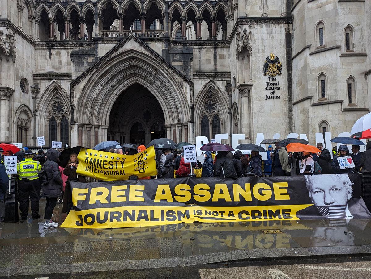 090701 Assange - Zwei mal drei Meter für Bidens Gefangenen - Auslieferung, Britannien, Demonstrationen, Joseph Biden, Julian Assange, Schauprozess, USA - Internationales