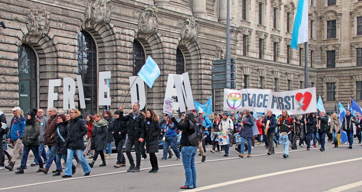 IMG 0651 - 5.000 für Frieden - Aktionsbündnis gegen die NATO-Sicherheitskonferenz, DKP, Münchener Sicherheitskonferenz, SDAJ - Blog