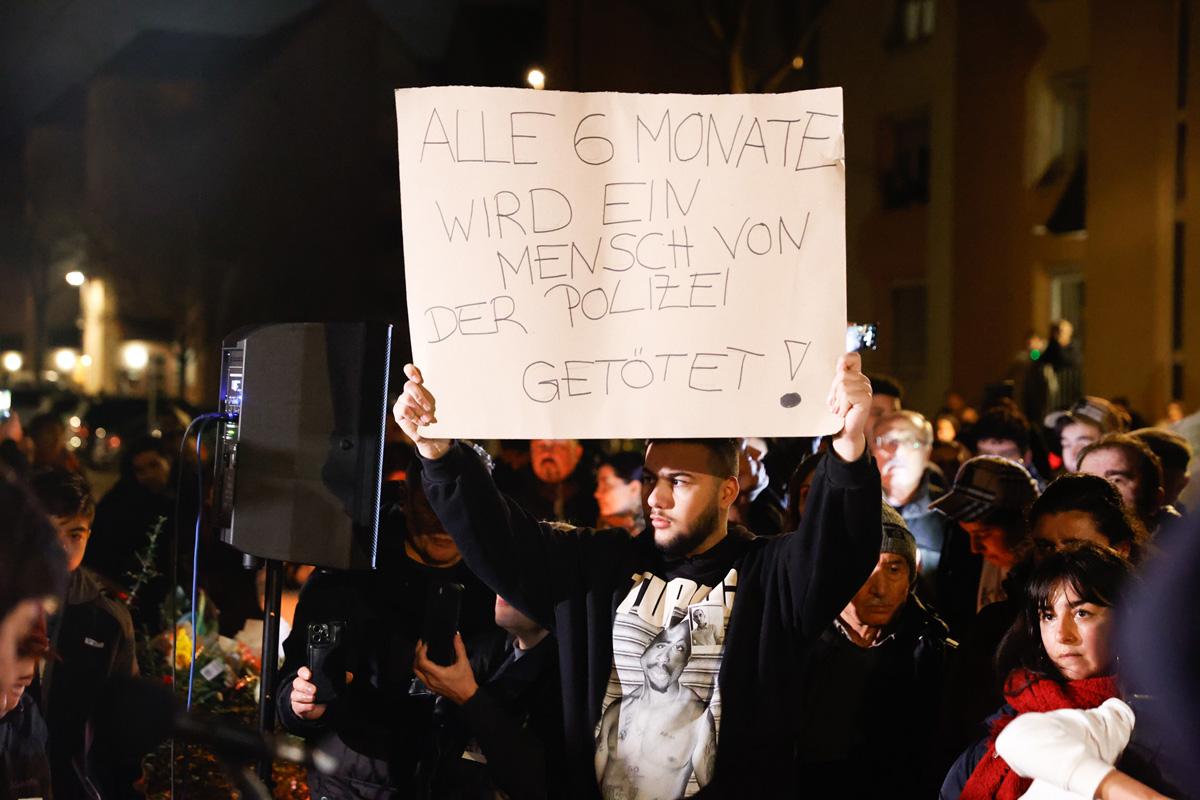 05 Bildmeldung Mahnwache Mannheim Schoenau 27.12 - 15. März als Internationaler Tag gegen Polizeigewalt - Ante P., Demonstrationen, Gerechtigkeit, Justiz, Mannheim, Polizeigewalt - Politik