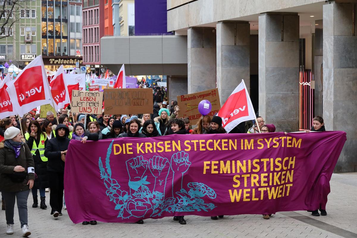 100301 IFT - Schließt endlich die Lücke! - Frauenarbeit, Frauendiskriminierung, Internationaler Frauentag 2024, Mindestlohn, Tarifbindung - Wirtschaft & Soziales