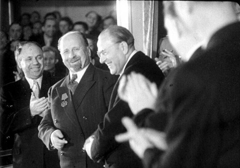 1010 Bundesarchiv Bild 183 19634 0001 Karl Marx Orden fuer Otto Grotewohl und Walter Ulbricht - Eine sozialistische Persönlichkeit - KPD - KPD