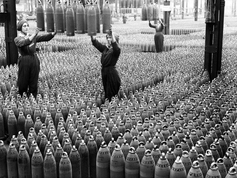 1010 women workers with shells in chilwell filling factory 1917 iwm q 30040 cd83cc - Rosen, Brot und Frieden - Internationaler Frauentag 2024 - Internationaler Frauentag 2024