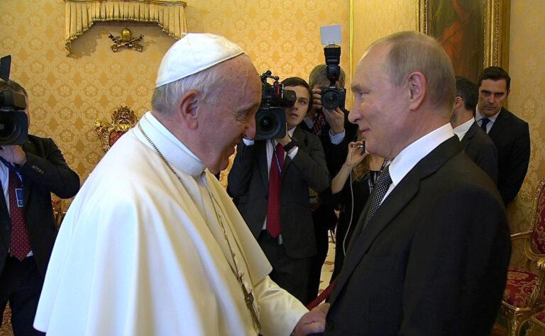 1109 Vladimir Putin with Franciscus 04 07 2019 01 - Papst ruft Ukraine zur Kapitulation auf - Kapitulation, Katholische Kirche, Marie-Agnes Strack-Zimmermann, Papst Franziskus, Ukraine-Krieg - Politik