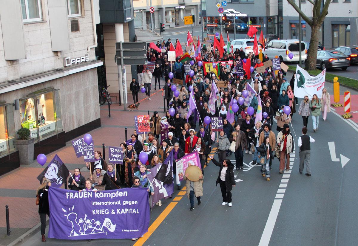 IMG 0755 - „Welche Frauenrechte schützt die ‚feministische‘ Außenpolitik in Gaza?“ - DKP Gießen, Gießen, Internationaler Frauentag 2024 - Blog